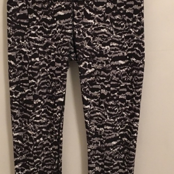 Fabletics Women's Cropped Leggings size S - Picture 2 of 3